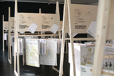 Auszug der Ausstellung „DER ARCHITEKTURWETTBEWERB — Weg zur maßgeschneiderten Lösung“ © Johanna Leitner Auszug der Ausstellung „DER ARCHITEKTURWETTBEWERB — Weg zur maßgeschneiderten Lösung“ © Johanna Leitner