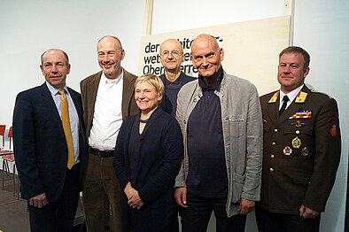 Podiumsteilnehmer LR Hiegelsberger, Prof. Gnaiger, Landtagsabgeordnete Böker, Sektionsvorsitzender Plöder, Hofrat Sabo und Kommandant Barth © Arch+Ing Podiumsteilnehmer LR Hiegelsberger, Prof. Gnaiger, Landtagsabgeordnete Böker, Sektionsvorsitzender Plöder, Hofrat Sabo und Kommandant Barth © Arch+Ing